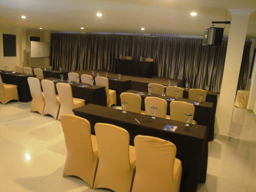 Ramayana Hotel Makassar Exteriör bild