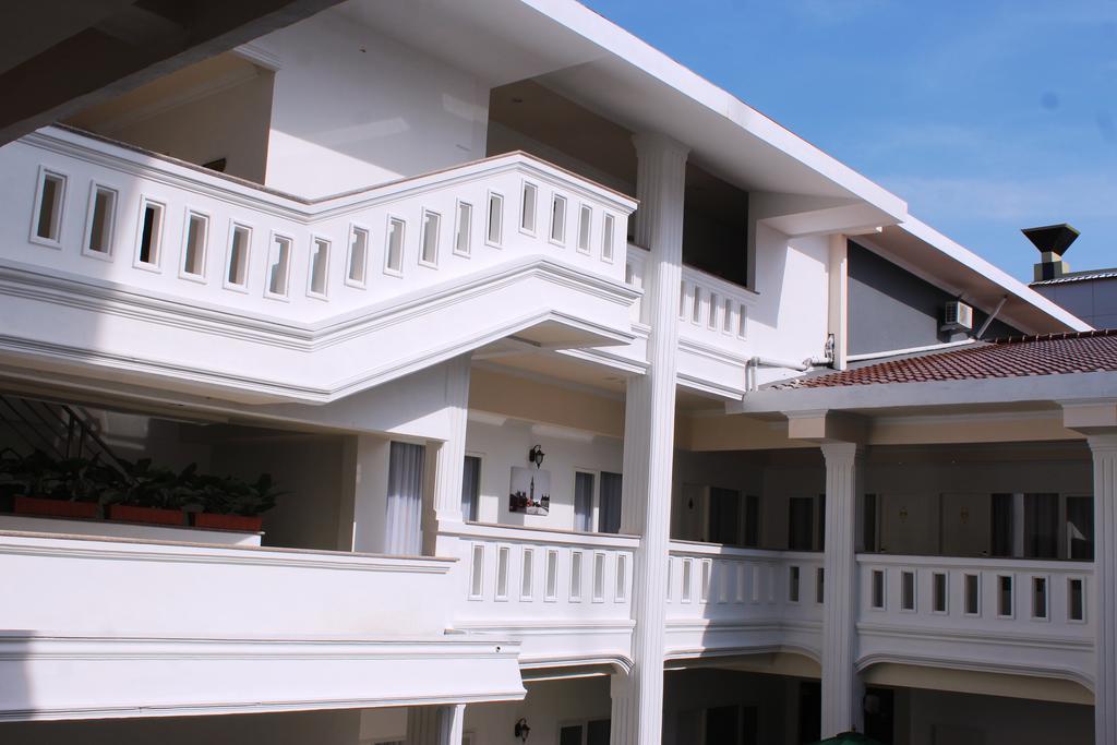 Ramayana Hotel Makassar Exteriör bild