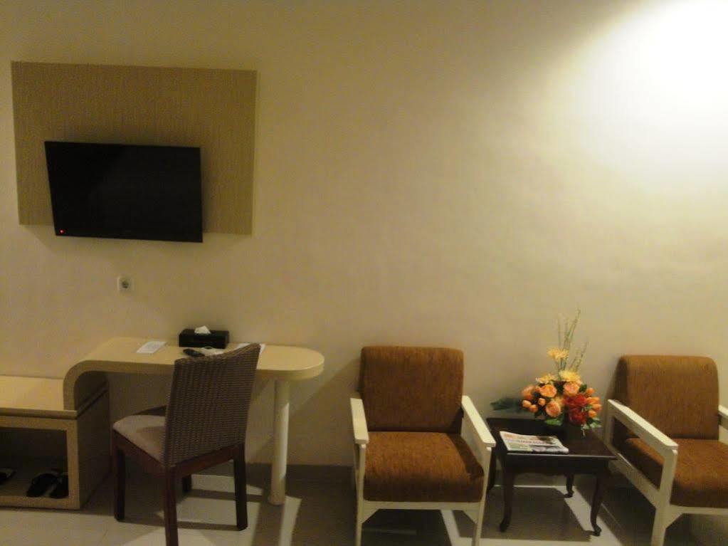 Ramayana Hotel Makassar Exteriör bild