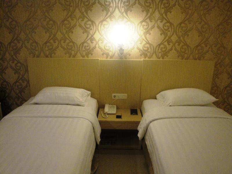 Ramayana Hotel Makassar Exteriör bild