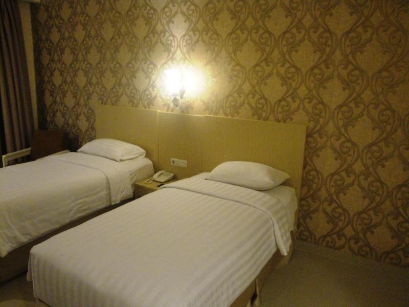 Ramayana Hotel Makassar Exteriör bild