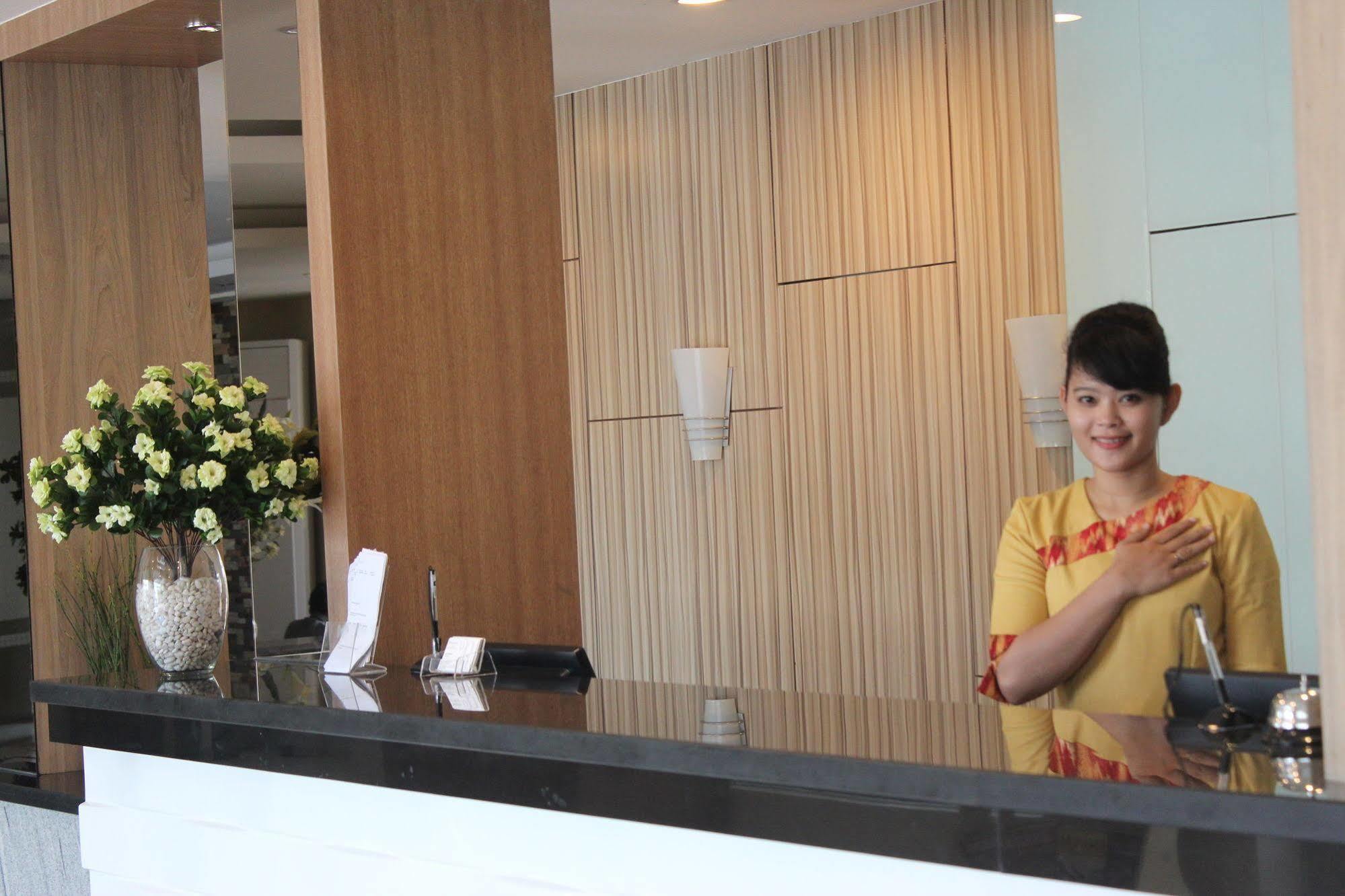 Ramayana Hotel Makassar Exteriör bild