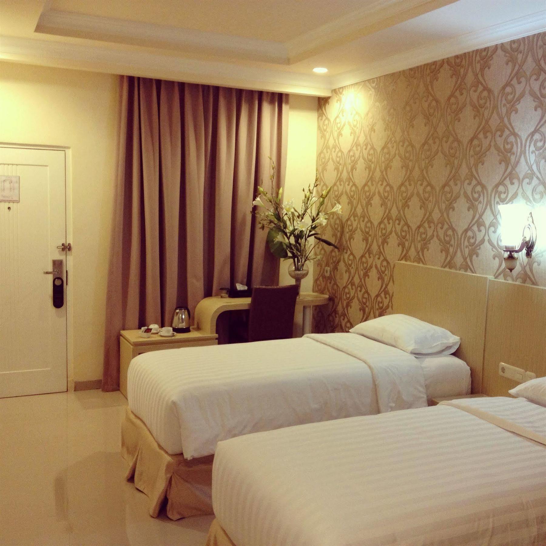 Ramayana Hotel Makassar Exteriör bild